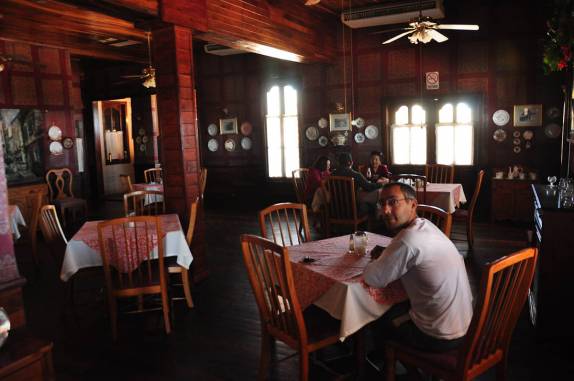 Café da manhã no antigo saloon do Hotel Frances, em Santa Rosalía, na Baja California - México